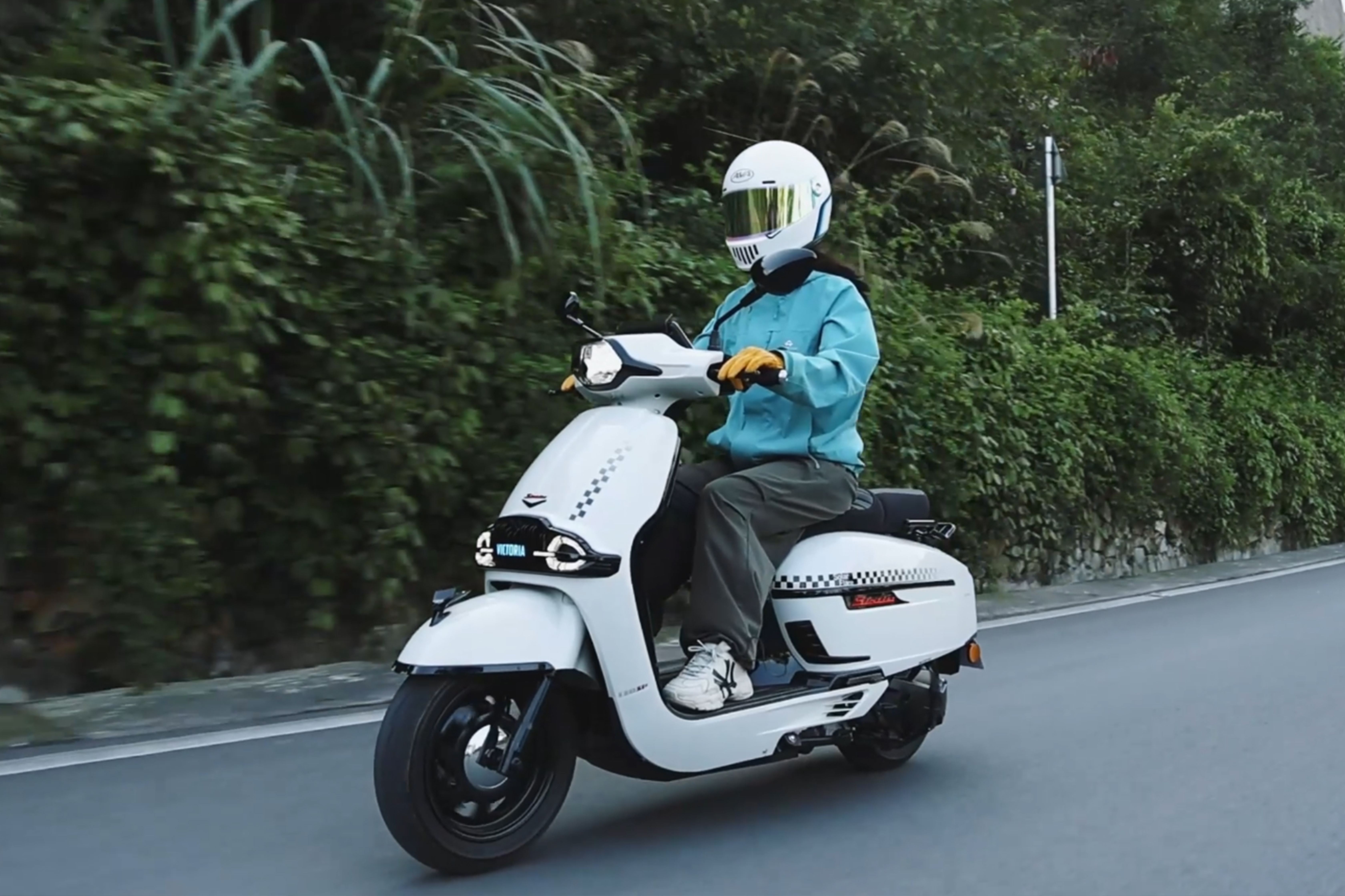 Video - VICTORIA MOTORRAD_全新Sixties 150Si+ 星光白